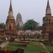 ワット　マハータートの仏搭の間にラチャブラナの仏搭が見えます