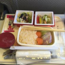 行きの機内食。日本からでこの内容では帰りはどうなる？
