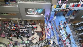 ナショナルスタジアム界隈の巨大なショッピングセンター