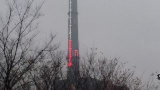 天を衝くような煙突が目印。発電所跡地を活用。