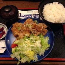 鳥唐揚定食 650円。ご飯大盛り。
