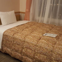 ベッドは大きめ