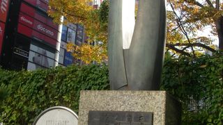 東口広場にあります