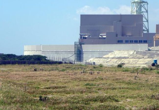  総工費３千億円の防波壁が聳える浜岡原子力発電所