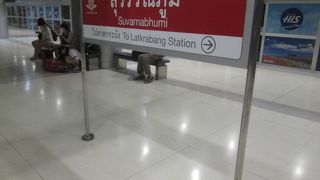 午後のスワプンナーム空港駅