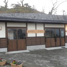 登り口に観光案内所があります