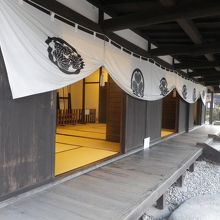 復元された建物内