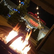 リンク裏手のツリー売り場にはあったか〜いファイヤープレスも