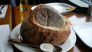 坂を上り切った所の広場に位置するレストラン