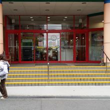 平和堂石山店、入口。