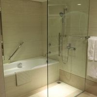 大きめのバスタブ。バスローブも完備