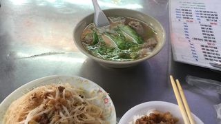 小規模ながら朝昼晩といつでも食事ができる便利な屋台街