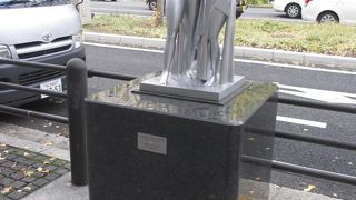 初めて彫刻が点在していることに気づきました