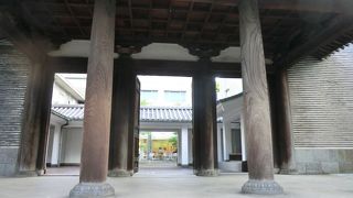 藝大の先生や卒業生の作品が展示販売