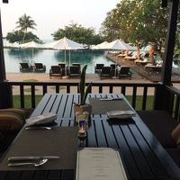 朝食会場とプール