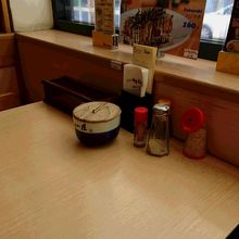 日本と同じ雰囲気の店内のテーブル