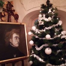 出口辺りの絵とクリスマスツリー