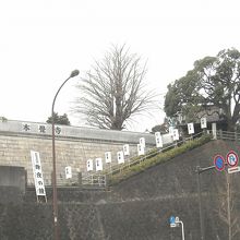 差し替えました。