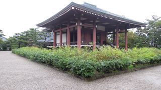 雨の中宮寺