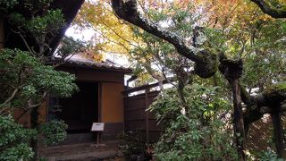 落ち着いたたたずまいの旧居