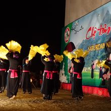 少数民族の踊りで夜遅くまで盛り上がります