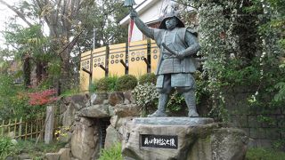 「真田の抜け穴」のある神社。