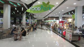 暑いときはフードコートを利用