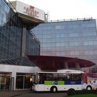 玄関先にシャトルバスが停まっています。マイクロバスもあります