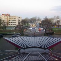 朝焼けのホテル前。