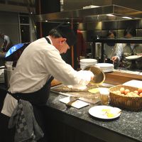 卵料理を作ってくれる陽気なおじさん。鉄板焼きなのね。