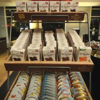 上段には、粒上のトッピング用チョコレートとピーナッツ