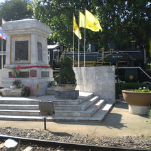 タイの国鉄発祥記念碑と背後のＳＬ機関車の様子です。