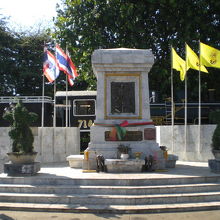 タイの国鉄発祥記念碑を正面から撮影した写真です。