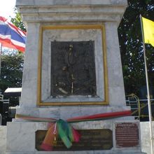 タイ国鉄発祥記念碑の正面の様子です。説明の碑文があります。