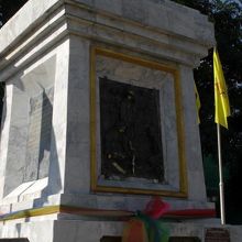 タイ国鉄発祥記念碑の碑文は、各４面に取り付けられています。