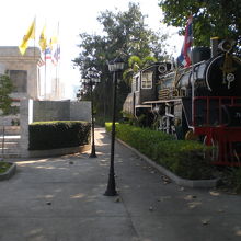 タイの国鉄発祥記念碑の西側には、ＳＬ機関車が置かれています。