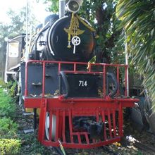 ＳＬ機関車の正面の様子です。タイ国旗と国王の誕生日の黄旗です