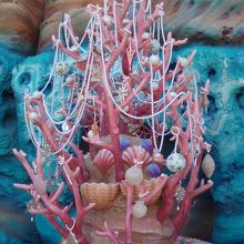 マーメードラグーンのツリーは珊瑚や貝殻そしてパール