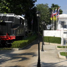 ＳＬ機関車を後方から撮影しています。碑が写真右側に見えます。