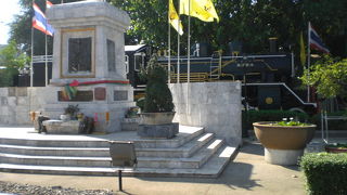 バンコクのファランポーン駅の整備工場地区にタイ国鉄発祥記念碑があります。