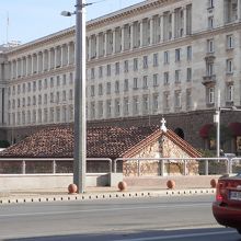 向かいの道路からは屋根しか見えない