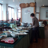 朝食はバイキング。