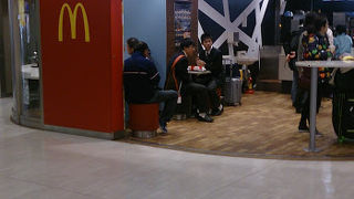 色んな国のお客さんで混んでいます