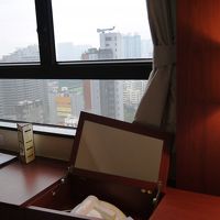 窓側にデスクが横一列にあり、ドライヤーが収納されています