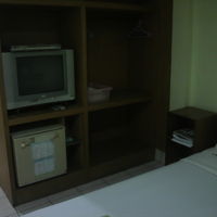 冷蔵庫とテレビがあります。テレビは、タイ語でわかりません。