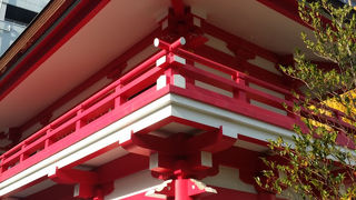 新宿のど真ん中の憩いの神社