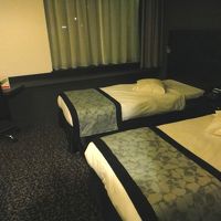 ベッド以外、すべて黒い部屋。