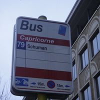 ホテル前のバス停。右の建物がホテル。