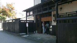 黒い塀が続くいい雰囲気の通り