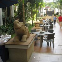 レストランの外のテーブル席です。我々は、室内で食べました。